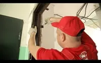 установка входной двери из массива